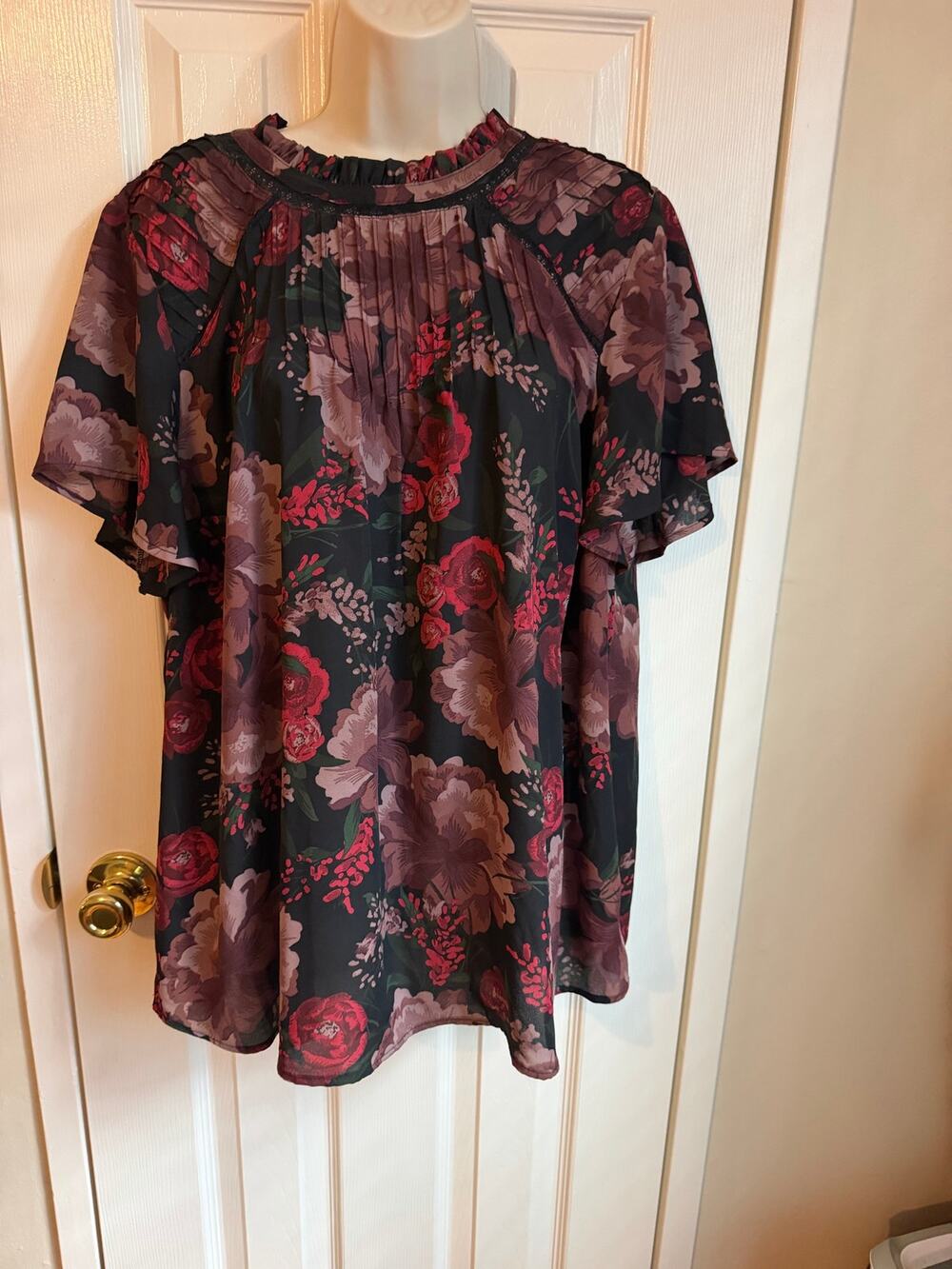 Torrid Top Beautiful Black Red Floral Ruffle Neck Size 1X Short Slv Whimsigoth